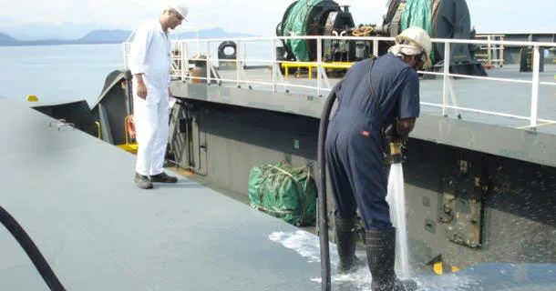 High-pressure hose testing of hatch cover gasket seams with water jet