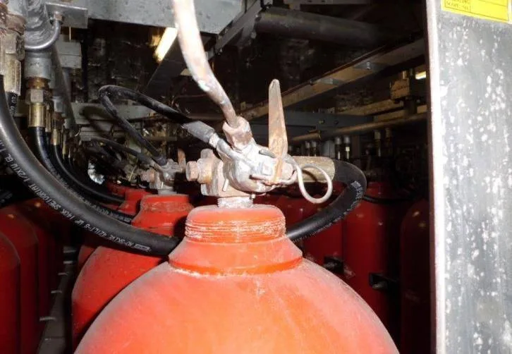 CO2 bottle head with valve, levers and pilot tubing