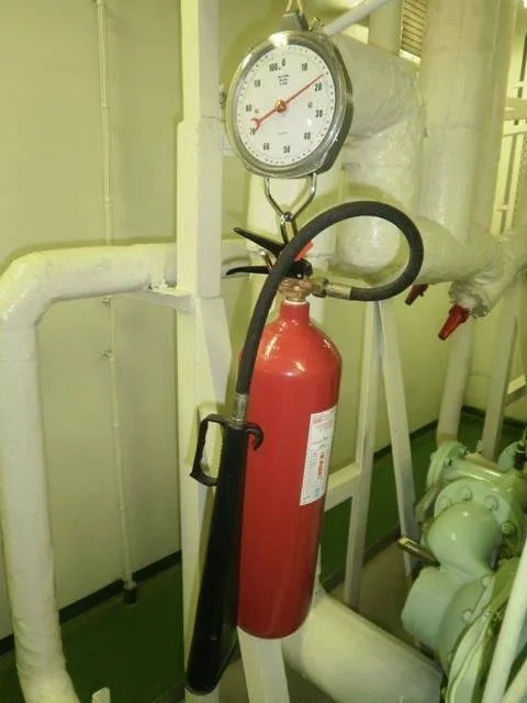 Portable extinguisher hanging from the weighing scale