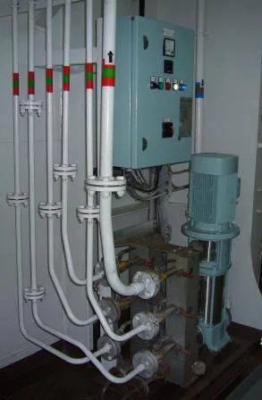 Hypermist pump skid with pump, valves and panel